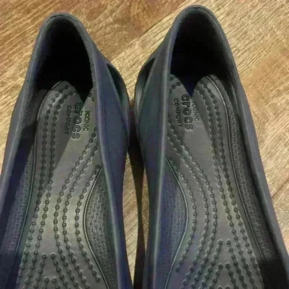 Women’s CROCS “Laura” Slip-On Cut-Out Ballet Flats Size 5 - Navy blue - Picture 2 of 5